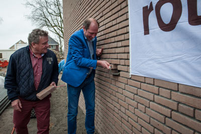 Ted Kok en Freek Diersen metselen laatste steen in derde zaaldeel Eurohal